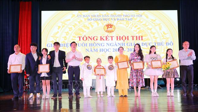 Ban tổ chức trao giải Nhất nội dung song ca, tam ca trong lễ tổng kết hội thi. Ảnh: Thanh Tùng - TTXVN