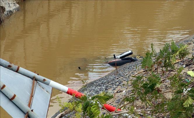 A motorbike is swept away on Son Tra peninsula. VNA Photo 