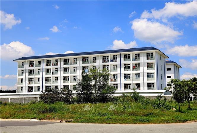 Ký túc xá cho công nhân trong Khu công nghiệp Phước Đông. Ảnh: Hồng Đạt - TTXVN
