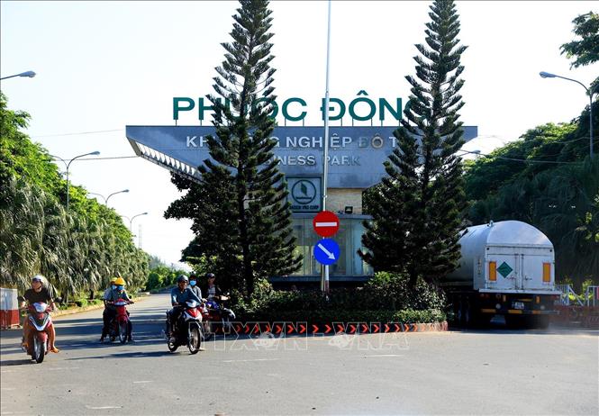 Cổng vào Khu công nghiệp Phước Đông. Ảnh: Hồng Đạt - TTXVN
