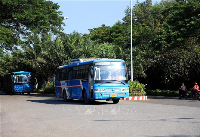 Xe đưa đón công nhân trong Khu công nghiệp Phước Đông. Ảnh: Hồng Đạt - TTXVN
