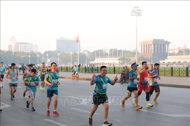Cung đường 42km điểm danh đủ 5 hồ đặc biệt nhất Hà Nội: Hồ Gươm, hồ Bảy Mẫu, hồ Ba Mẫu, hồ Tây và hồ Trúc Bạch, cũng như đưa vận động viên qua những địa danh cả nước quen tên như Lăng Chủ tịch Hồ Chí Minh, Quảng trường Ba Đình và Hoàng Thành Thăng Long. Ảnh: Minh Sơn - TTXVN
