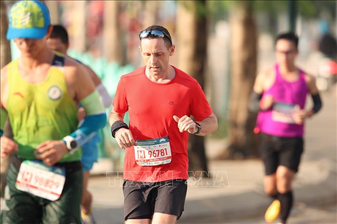 Vận động viên người nước ngoài tham gia chạy cự ly 42,195 km. Ảnh: Hoàng Linh - TTXVN