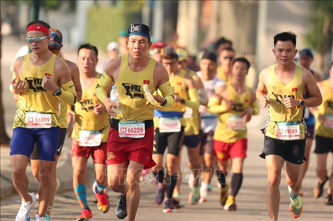 Đây là năm đầu tiên VPBank Hanoi Marathon chính thức được công nhận là giải chạy xác nhận điều kiện để các vận động viên giành quyền đăng ký tham gia Giải Vô Địch Thế Giới Theo Độ Tuổi của Abbott World Marathon Majors - tổ chức quốc tế sở hữu hệ thống 6 giải chạy marathon danh giá nhất hành tinh. Ảnh: Hoàng Linh - TTXVN