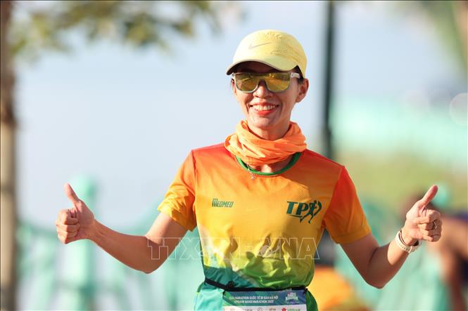 Tại VPBank Hanoi Marathon 2022, Ban Tổ chức sẽ trao giải thưởng đặc biệt gồm tiền mặt và cúp “Bước Chạy Vàng” cho VĐV phá được Kỷ lục Quốc gia, với kỳ vọng kỷ lục quốc gia mới sẽ sớm được thiết lập, đưa thành tích marathon của Việt Nam tiệm cận với khu vực và thế giới. Ảnh: Hoàng Linh - TTXVN