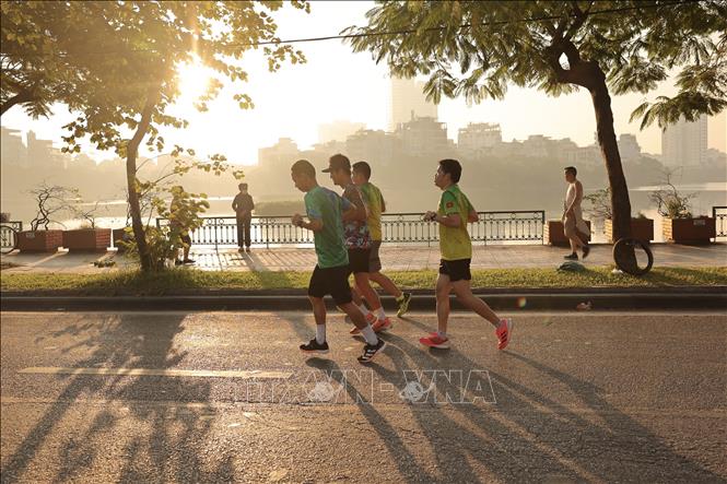 Xuất phát từ khu vực hồ Hoàn Kiếm, các vận động viên sẽ chạy qua những góc phố rêu phong, cổ kính, chiêm ngưỡng các danh thắng lịch sử của mảnh đất kinh kỳ ngàn năm tuổi như Hồ Tây, Ô Quan Chưởng, Văn Miếu – Quốc Tử Giám... Ảnh: Minh Sơn - TTXVN 