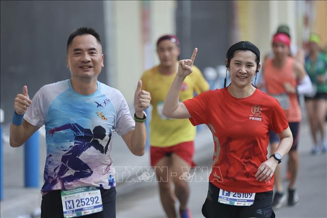 Các vận động viên tham gia tranh tài tại VPBank Hanoi Marathon 2022. Ảnh: Minh Sơn - TTXVN