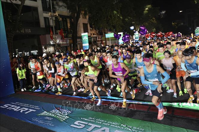 Đúng 4 giờ sáng, các vận động viên xuất phát từ quảng trường Đông Kinh Nghĩa Thục, bắt đầu chinh phục các quãng đường chạy. Ảnh: Minh Sơn - TTXVN