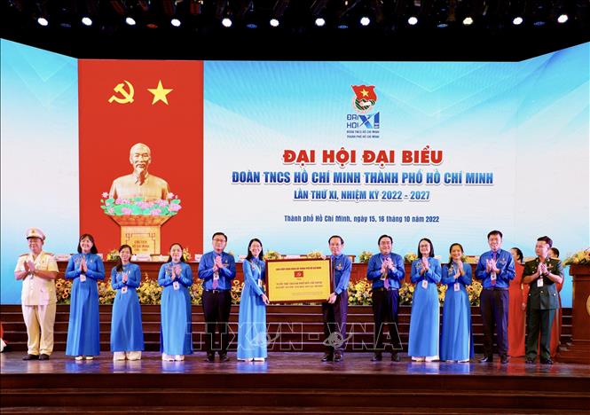 Đại diện Thành đoàn Thành phố Hồ Chí Minh đón nhận Bằng khen từ Ban Chấp hành Đảng bộ Thành phố Hồ Chí Minh. Ảnh: Hồng Giang - TTXVN