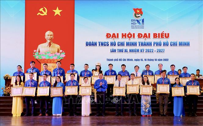 Trao Bằng khen của Chủ tịch UBND Thành phố Hồ Chí Minh cho các tập thể, cán bộ Đoàn có thành tích xuất sắc trong nhiệm kỳ X. Ảnh: Hồng Giang - TTXVN