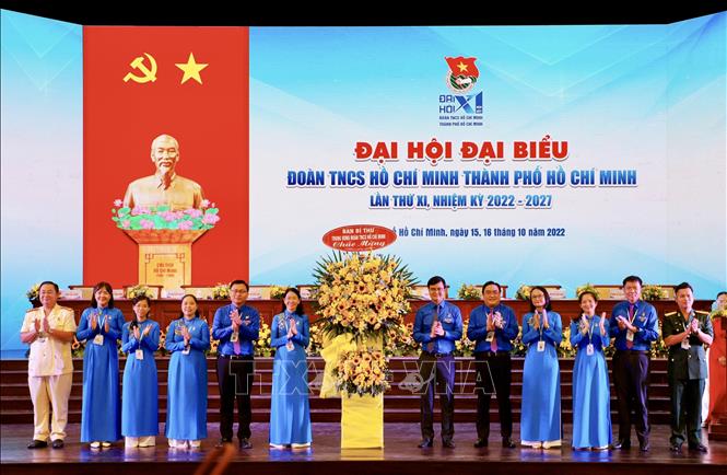 Thành đoàn Thành phố Hồ Chí Minh đón nhận lẵng hoa chúc mừng của Trung ương Đoàn. Ảnh: Hồng Giang - TTXVN