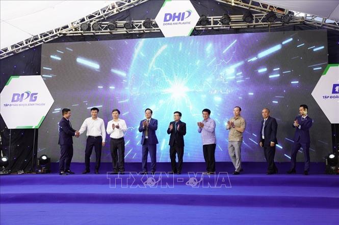 Các đại biểu thực hiện nghi thức khánh thành nhà máy nhựa Đông Hải tại Hải Dương. Ảnh: TTXVN phát