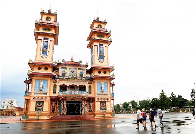 Tòa Thánh Cao Đài (phường Long Hoa, thị xã Hòa Thành) là địa điểm du lịch nổi tiếng của tỉnh Tây Ninh, thu hút nhiều du khách. Ảnh: Hồng Đạt - TTXVN

