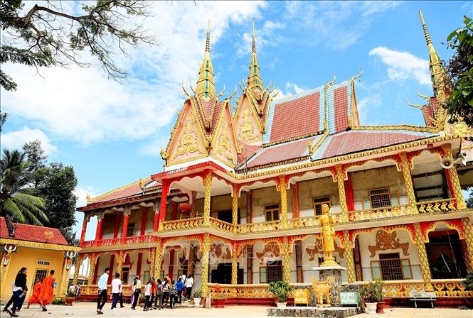 Chùa Chung Rút, xã Hòa Hiệp, huyện Tân Biên là một trong những ngôi chùa Khmer có kiến trúc đẹp ở tỉnh Tây Ninh, thu hút du khách đến thăm viếng. Ảnh: Hồng Đạt - TTXVN
