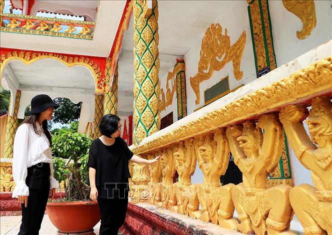 Du khách khám phá kiến trúc mang đặc trưng văn hóa Khmer ở chùa Chung Rút, xã Hòa Hiệp, huyện Tân Biên. Ảnh: Hồng Đạt - TTXVN
