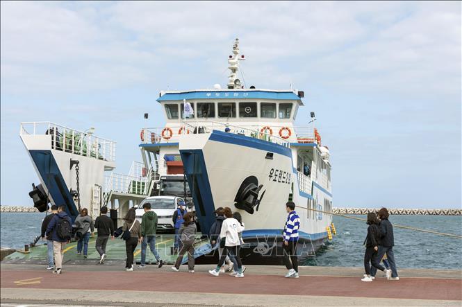 Trong ảnh: Du khách đi phà từ đảo Jeju đến đảo Udo. Ảnh: Anh Nguyên - PV TTXVN tại Hàn Quốc