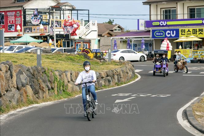 Trong ảnh: Du khách có thể thuê xe đạp điện, xe ba bánh để di chuyển ngắm cảnh và check-in trên đảo Udo. Ảnh: Anh Nguyên - PV TTXVN tại Hàn Quốc