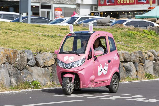 Trong ảnh: Xe ba bánh màu tím hồng luôn được các cặp đôi lựa chọn khi đến đảo Udo. Ảnh: Anh Nguyên - PV TTXVN tại Hàn Quốc
