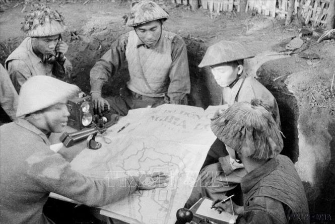 Trong đợt 1 của chiến dịch, sau khi tiêu diệt vị trí Gia Phù, ngày 17 và 18/10/1952, các cánh quân của Đại đoàn 308 lần lượt tấn công và tiêu diệt hoàn toàn 2 vị trí Nghĩa Lộ đồi và Nghĩa Lộ phố. Ảnh: TTXVN