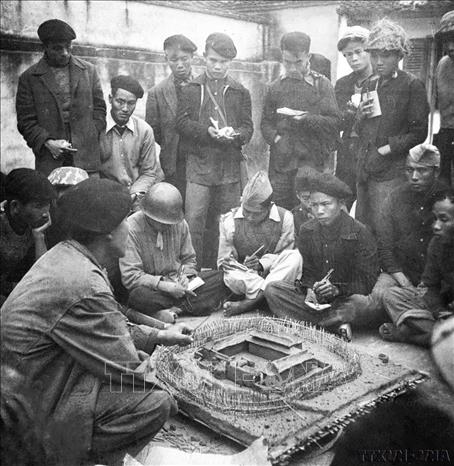 Thực hiện chủ trương chuyển hướng tiến công chiến lược, từ tháng 4/1952, Bộ Chính trị và Chủ tịch Hồ Chí Minh đã chỉ thị toàn quân và toàn dân ta xúc tiến công tác chuẩn bị chiến dịch với quyết tâm tiêu diệt địch, giải phóng Tây Bắc. Trong ảnh: Các đơn vị tham gia chiến dịch nghiên cứu các vị trí đánh địch trên sa bàn trước khi vào chiến dịch. Ảnh: TTXVN