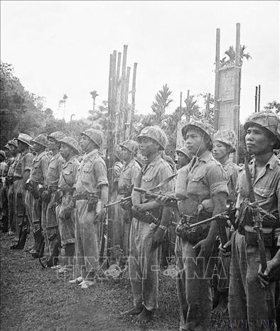 Lực lượng tham gia chiến dịch của ta gồm các đại đoàn 308, 312, 316 (thiếu), tiểu đoàn 910 (Trung đoàn 148), 6 đại đội Sơn pháo 75 ly, 3 đại đội súng cối 120 ly, 1 Trung đoàn công binh và 11 đại đội bộ đội địa phương. Trong ảnh: Các đơn vị tham gia chiến dịch chuẩn bị xuất phát. Ảnh: TTXVN
