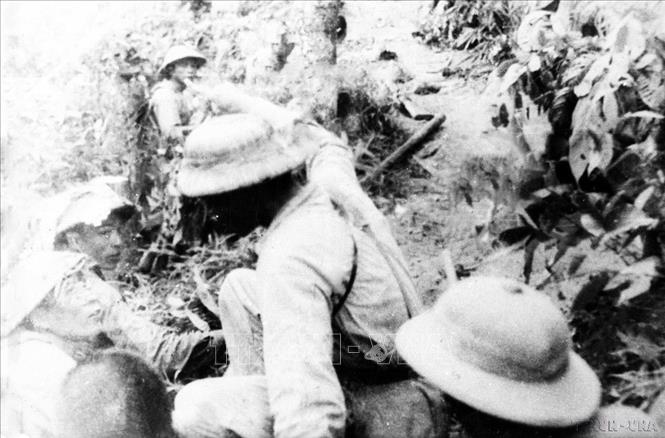 Đợt 1 (14-23/10/1952), quân ta tiến công tiêu diệt phân khu Nghĩa Lộ, đập tan tuyến phòng thủ vành đai ngoài Tây Bắc của địch. Trong ảnh: Quân ta triển khai lực lượng bám sát trận địa tiến công Nghĩa Lộ đồi - nơi đặt sở chỉ huy phân khu Nghĩa Lộ của địch. Ảnh: TTXVN