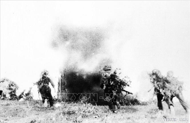 Vị trí Nghĩa Lộ đồi bị quân ta tấn công tiêu diệt ngày 17/10/1952, bắt sống 400 tên địch, trong đó có tên quan tư Tirillon - chỉ huy trưởng phân khu Nghĩa Lộ, thu toàn bộ vũ khí quân trang, quân dụng. Ảnh: TTXVN