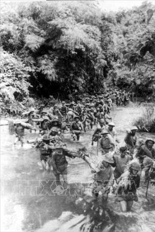 Đợt 2 (từ ngày 7-22/11/1952), quân ta vượt sông Đà, tiêu diệt khu phòng thủ Mộc Châu, giải phóng tỉnh Sơn La, Điện Biên Phủ. Trong ảnh: Sau khi tiêu diệt hoàn toàn phân khu Nghĩa Lộ, quân ta vượt qua sông Đà vào bao vây Mộc Châu. Ảnh: TTXVN