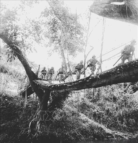 Đợt 3 (30/11-10/12/1952), bộ đội chủ lực tập trung đánh vào Tập đoàn cứ điểm Nà Sản. Trong ảnh: Các đơn vị tham gia chiến dịch trèo đèo lội suối vượt sông tiến quân vào trận địa. Ảnh: TTXVN