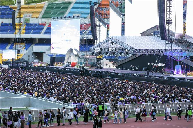 Trong ảnh: Ngoài các khán đài trong sân vận động Busan Asiad, Ban tổ chức còn giành phần sân cỏ trước sân khấu để hàng nghìn người hâm mộ khác có cơ hội được đứng gần với các thần tượng của mình. Ảnh: Anh Nguyên - PV TTXVN tại Hàn Quốc