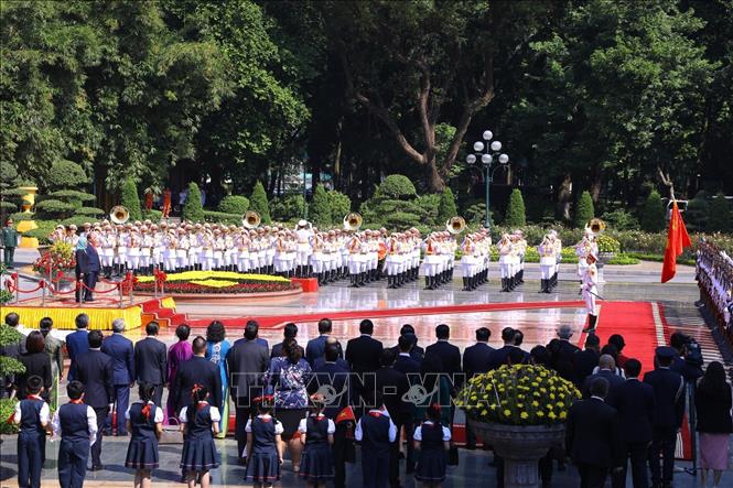 Quang cảnh Lễ đón chính thức Tổng thống Cộng hòa Singapore Halimah Yacob tại Phủ Chủ tịch. Ảnh: Văn Điệp - TTXVN