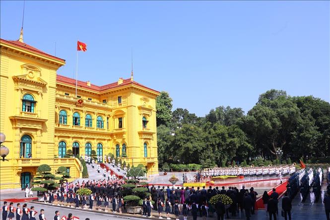 Quang cảnh Lễ đón chính thức Tổng thống Cộng hòa Singapore Halimah Yacob tại Phủ Chủ tịch. Ảnh: Văn Điệp - TTXVN