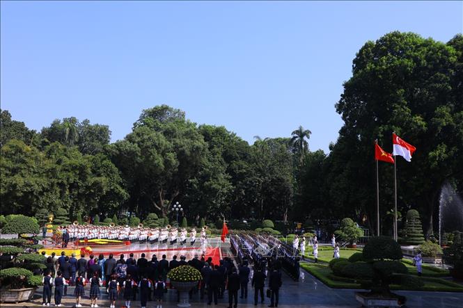 Quang cảnh Lễ đón chính thức Tổng thống Cộng hòa Singapore Halimah Yacob tại Phủ Chủ tịch. Ảnh: Văn Điệp - TTXVN