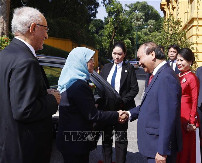 Chủ tịch nước Nguyễn Xuân Phúc đón Tổng thống Cộng hòa Singapore Halimah Yacob. Ảnh: Thống Nhất – TTXVN