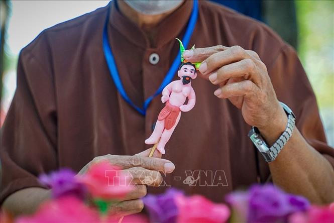 In the past, To He (toy figurine) were usually familiar animals, fruits and national heroes. VNA Photo: Khánh Hòa