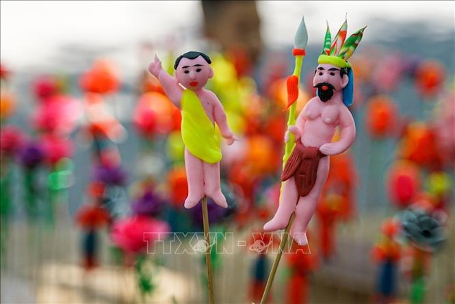 In the past, To He (toy figurine) were usually familiar animals, fruits and national heroes. VNA Photo: Khánh Hòa