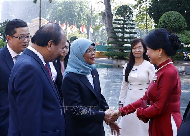 Tổng thống Cộng hòa Singapore Halimah Yacob với bà Trần Thị Nguyệt Thu, Phu nhân Chủ tịch nước Nguyễn Xuân Phúc. Ảnh: Thống Nhất – TTXVN