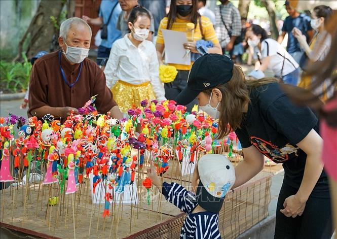 To He (toy figurine) is a traditional toy for children. It is made of sticky rice powder, sugar and food colouring. VNA Photo: Khánh Hòa