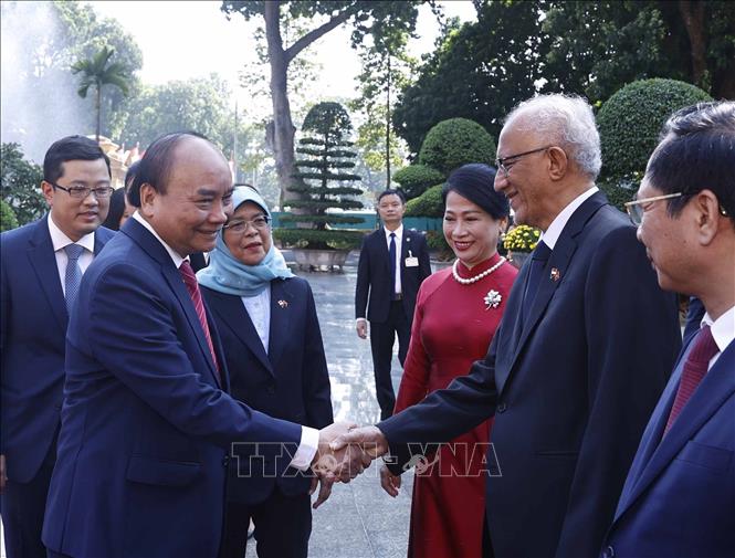 Chủ tịch nước Nguyễn Xuân Phúc với ông Mohamed Bin Abdullah Alhabshee, Phu quân Tổng thống Cộng hòa Singapore Halimah Yacob. Ảnh: Thống Nhất-TTXVN
