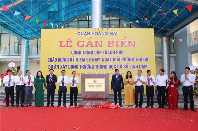 Sáng 17/10/2022, trường THCS Linh Đàm chính thức được gắn biển công trình cấp thành phố chào mừng kỷ niệm 68 năm Ngày Giải phóng Thủ đô (10/10/1954 - 10/10/2022). Ảnh: Thanh Tùng - TTXVN