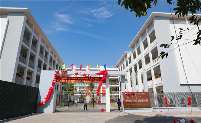 Trường THCS Linh Đàm với không gian kiến trúc hiện đại, tiện nghi đáp ứng nhu cầu học tập và giảng dạy trên địa bàn. Ảnh: Thanh Tùng - TTXVN