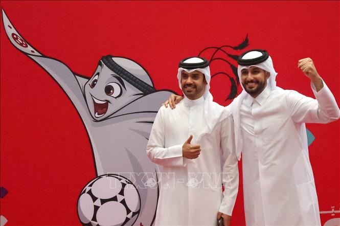 Trong ảnh: Người dân chụp ảnh bên hình ảnh linh vật World Cup Qatar 2022 tại trung tâm dịch vụ thẻ Hayya ở Doha, ngày 16/10/2022. Ảnh: AFP/ TTXVN