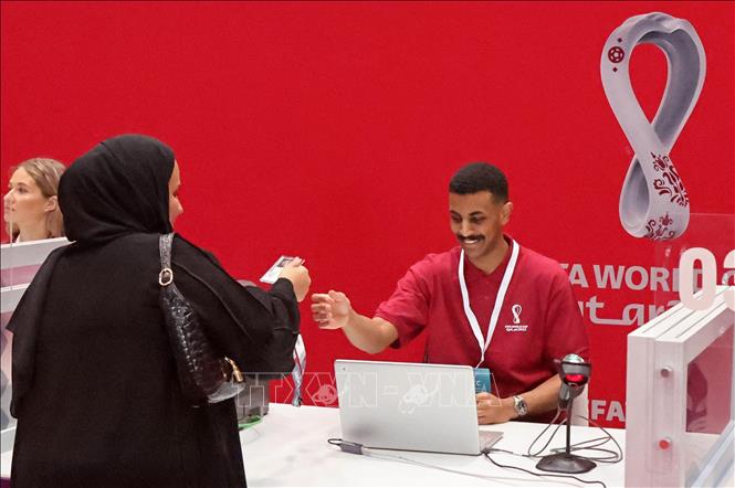 Trong ảnh: Nhân viên làm việc tại trung tâm dịch vụ thẻ Hayya ở Doha, Qatar, ngày 16/10/2022. Ảnh: AFP/ TTXVN