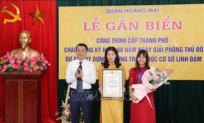 Trao Bằng công nhận công trình cấp thành phố chào mừng kỷ niệm 68 năm Ngày Giải phóng Thủ đô (10/10/1954 - 10/10/2022) cho trường THCS Linh Đàm. Ảnh: Thanh Tùng - TTXVN