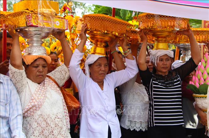 Trong ảnh: Đồng bào phật tử Khmer thành kính dâng lễ vật lên chùa Pô Thi Wongsa (ấp 4, xã Xà Phiên, huyện Long Mỹ). Ảnh: Hồng Thái - TTXVN