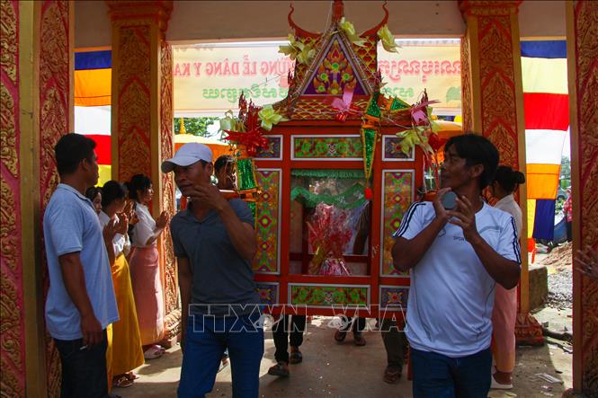 Trong ảnh: Lễ vật được phật tử chuẩn bị chu đáo dâng lên chùa Pô Thi Wongsa (ấp 4, xã Xà Phiên, huyện Long Mỹ). Ảnh: Hồng Thái - TTXVN