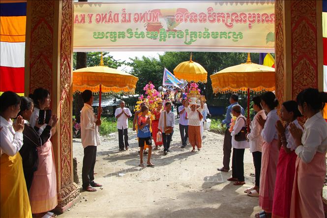 Trong ảnh: Đồng bào phật tử Khmer mang lễ vật đến dâng tại chùa Pô Thi Wongsa (ấp 4, xã Xà Phiên, huyện Long Mỹ). Ảnh: Hồng Thái - TTXVN