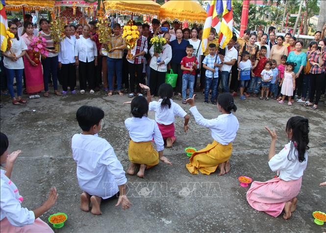 Trong ảnh: Phật tử thực hiện nghi thức cúng tại chùa Pô Thi Wongsa (ấp 4, xã Xà Phiên, huyện Long Mỹ) trước khi đưa lễ vật lên chánh điện. Ảnh: Hồng Thái - TTXVN