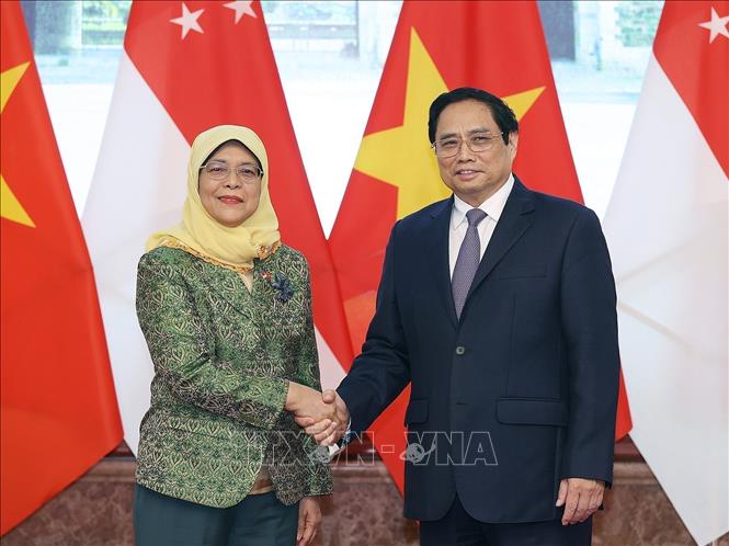 Prime Minister Pham Minh Chinh welcomes President of Singapore Halimah Yacob. VNA Photo: Dương Giang