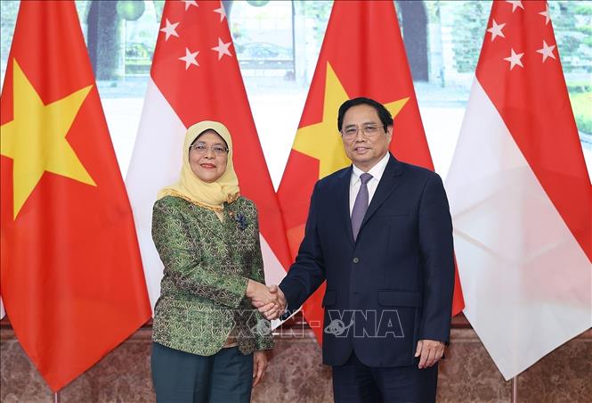 Prime Minister Pham Minh Chinh welcomes President of Singapore Halimah Yacob. VNA Photo: Dương Giang
